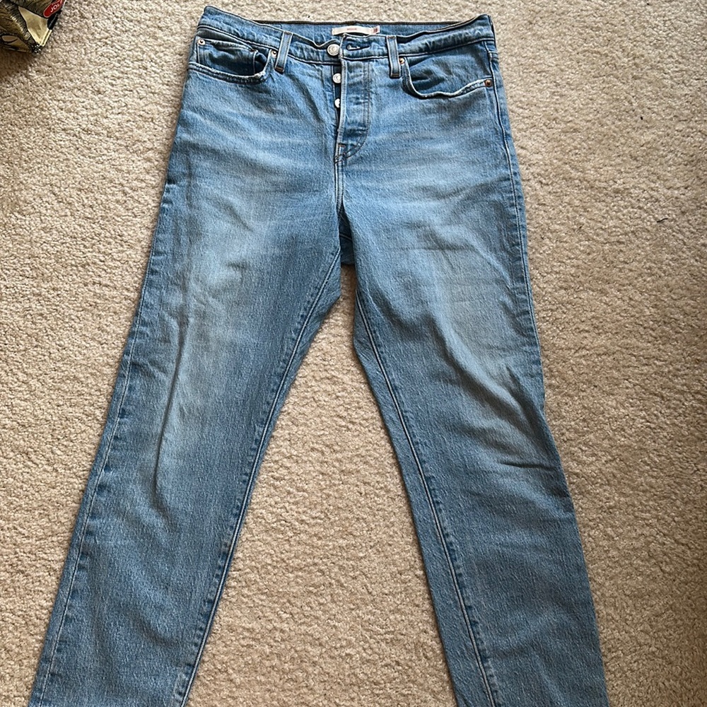 Levi Wedgie straight size 28. Gently used, in great condition!